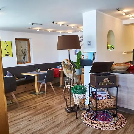 Fuchs Und Gretl 住宿加早餐酒店 萨尔巴赫